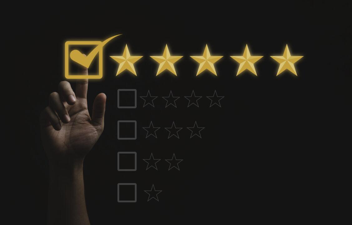 person clicking on 5 star for web review